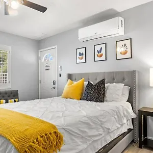 https://charming-studio-overlooking-the-pool.hotelsofphoenix.com